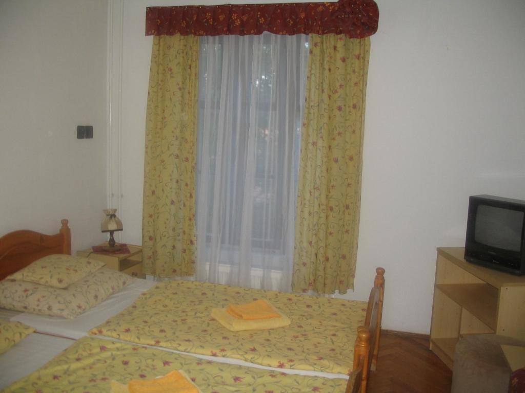 Krisztina Panzio Hotel Balatonalmadi Room photo