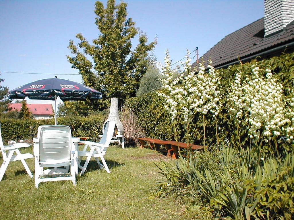 Krisztina Panzio Hotel Balatonalmadi Exterior photo