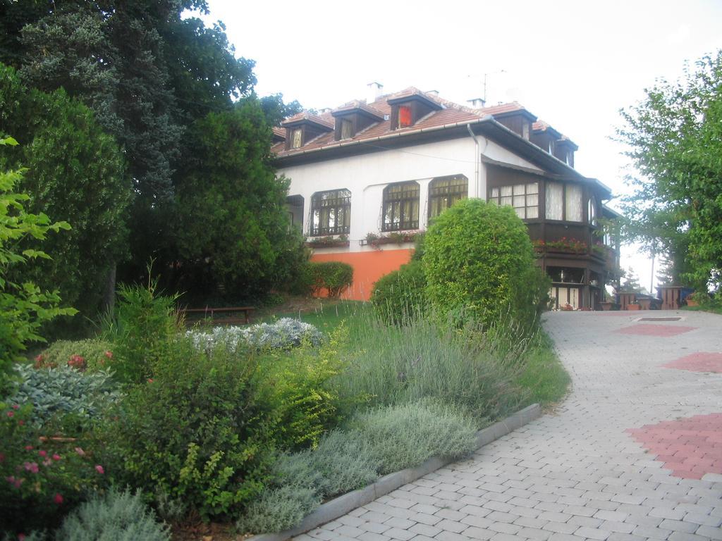 Krisztina Panzio Hotel Balatonalmadi Exterior photo