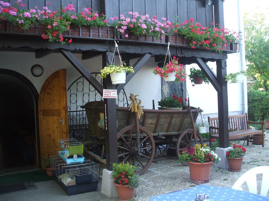 Krisztina Panzio Hotel Balatonalmadi Exterior photo